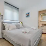 Modern Two-bedroom Iva Stobrec Apartamento
