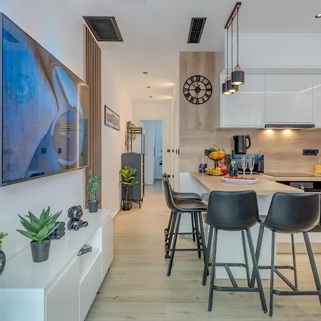 Modern Two-bedroom Iva Stobrec Apartamento Split